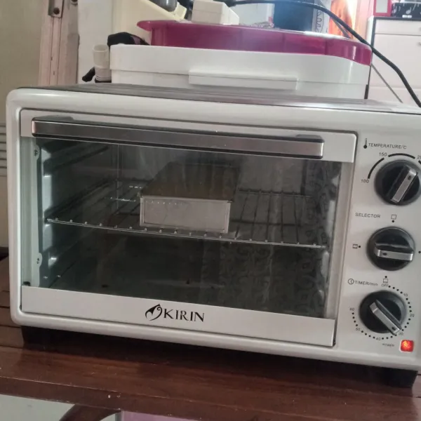 Lalu panggang selama 60 menit dengan suhu 200°C api atas bawah, selama 10 menit sebelum waktu habis pindahkan api ke atas saja (sesuaikan dengan oven masing-masing).