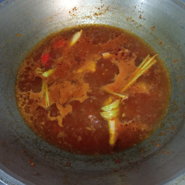 Kemudian tuang air, tambahkan kecap manis dan larutan air asam jawa, masak hingga mendidih.