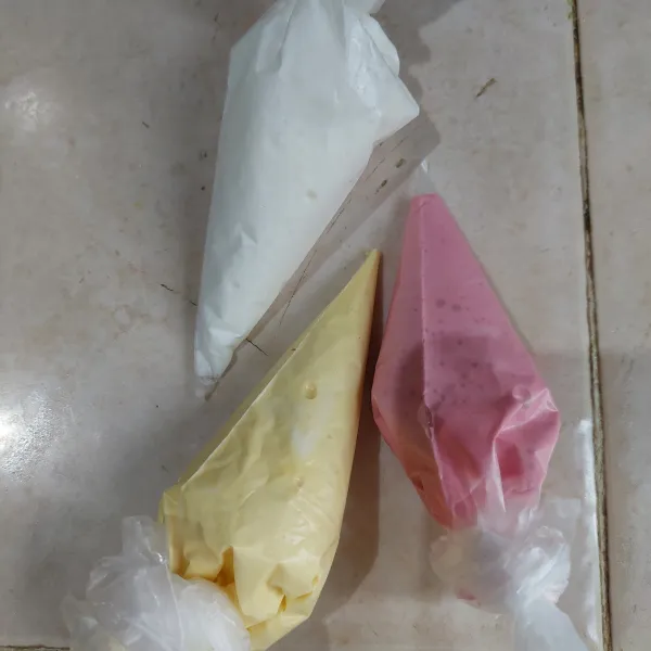 Beri pewarna dan masukkan ke plastik segitiga.