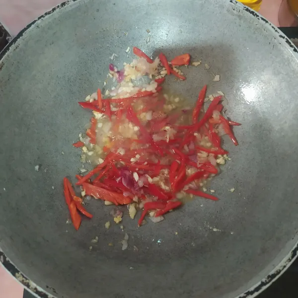 Tumis bawang merah dan bawang putih dengan sedikit minyak. Masukkan cabe merah, tumis hingga harum.