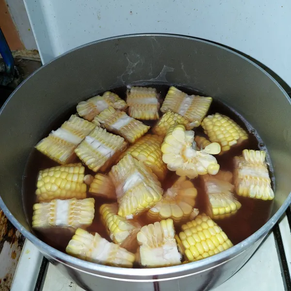 Tambahkan jagung, rebus hingga setengah empuk.