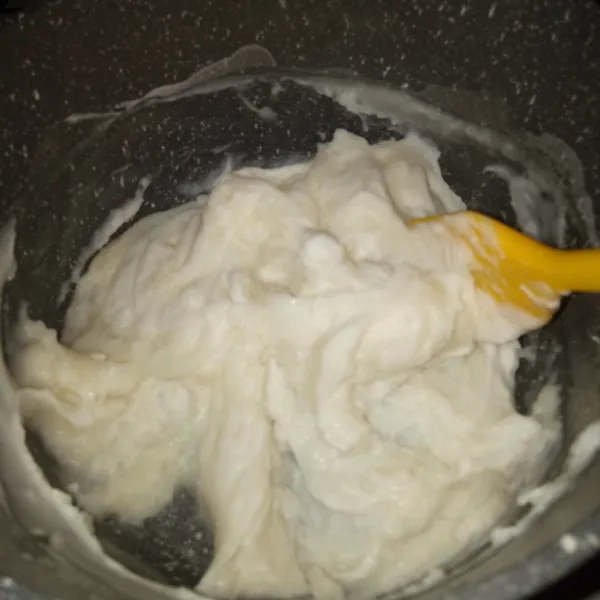Larutkan tepung ketan dengan air, lalu masak hingga mengental, dinginkan.