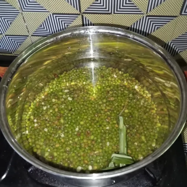 Masukkan kacang hijau, daun pandan, dan air di panci.