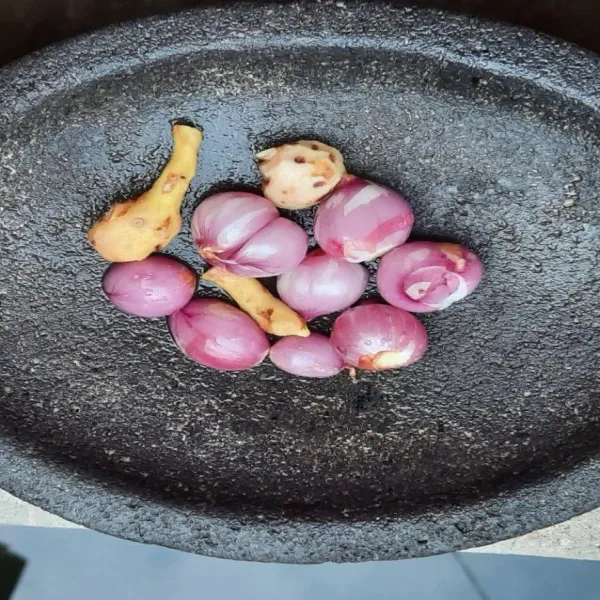 Kupas bawang merah dan kunci