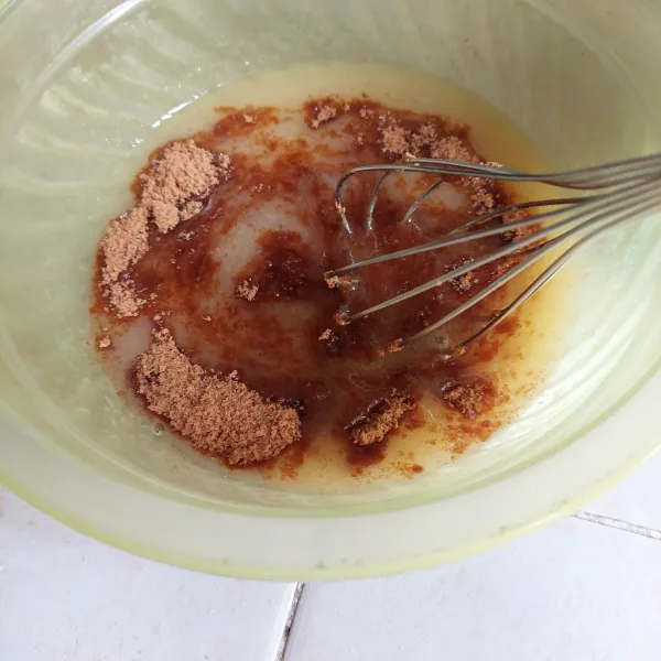 Campur minyak, telur, dan gula aren hingga rata.