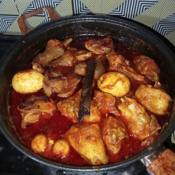 Masak hingga matang dan kuah menyusut, koreksi rasanya dan siap disajikan.