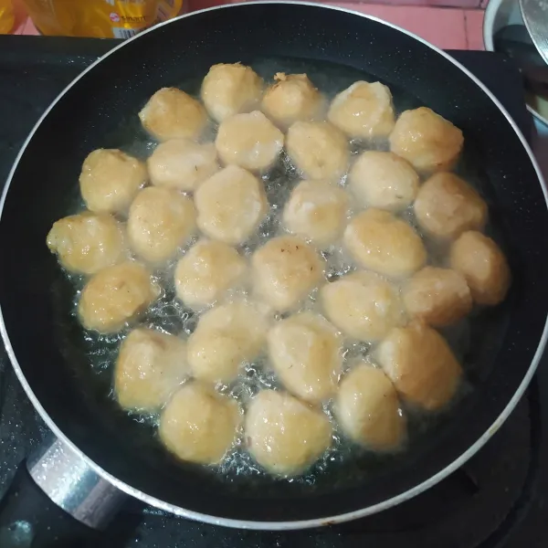 Goreng hingga agak kecoklatan. Angkat dan tiriskan.