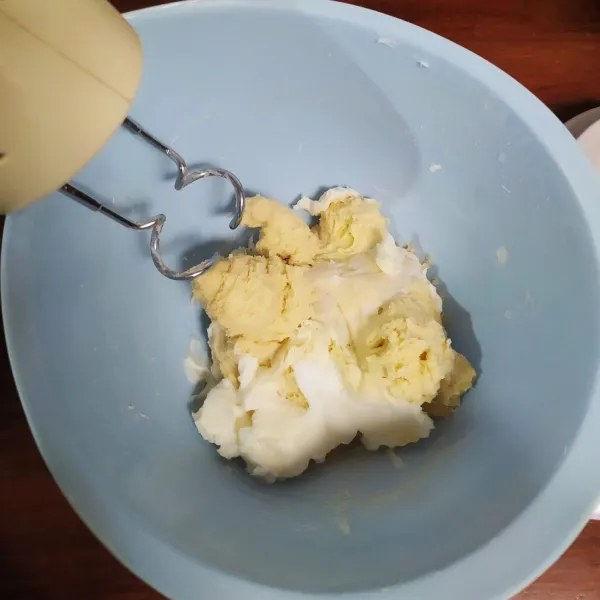 Campur tepung, gula, ragi instan dan susu bubuk. Lalu masukkan telur dan air es. Mikser hingga rata. 
Masukkan mentega putih dan garam, mikser hingga kalis elastis.