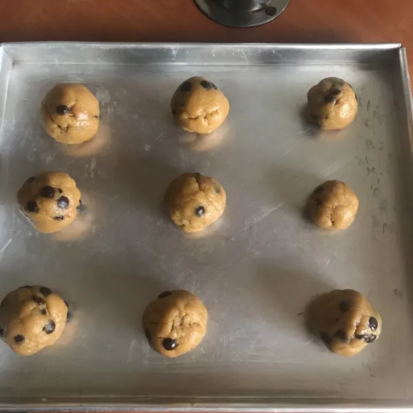Ambil adonan secukupnya (saya 30 gram) lalu bentuk bulat. Apabila di isi topping pipihkan dulu lalu isi topping dan bulatkan. Simpan di loyang, beri jarak. Panggang dengan suhu 170°C 9-10 menit. Jika menggunakan oven biasa panaskan dahulu lalu panggang cookies 19-24 menit (tergantung oven dan api masing-masing).