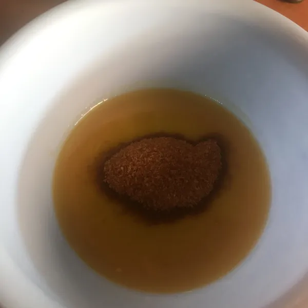 Masukan butter/mentega yang sudah dilelehkan lalu tambahkan gula. Kocok sampai gula larut.