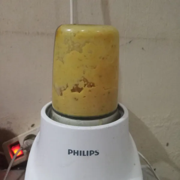 Blender semua bahan bumbu halus.