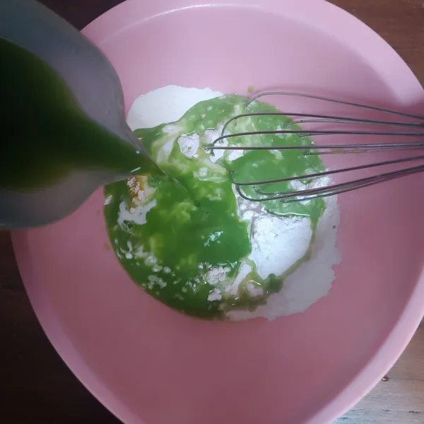 Dalam wadah, masukkan tepung terigu, tepung tapioka, vanili bubuk, gula dan garam lalu aduk rata. Masukkan telur, air pandan dan santan instan. Tuang air sedikit demi sedikit sambil diaduk dengan baloon whisk.
