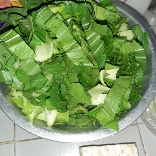 Cuci bersih pakcoy dan potong-potong.