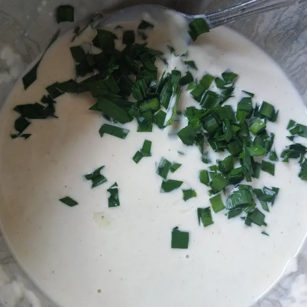 Masukkan kucai, aduk rata kembali.