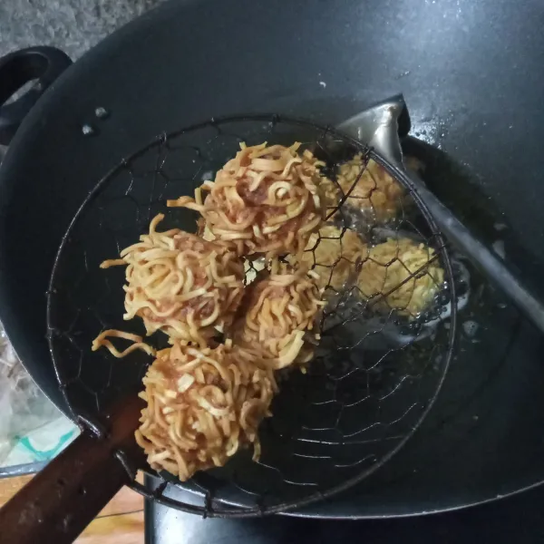 Goreng dalam minyak panas dengan api kecil hingga kuning keemasan. Angkat dan tiriskan.