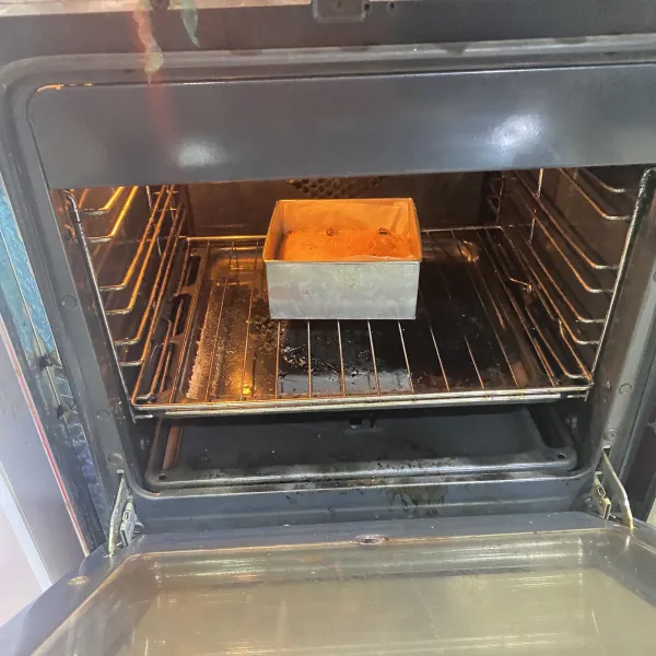 Panggang menggunakan oven pada suhu 180°C selama 40 menit sampai kecoklatan.