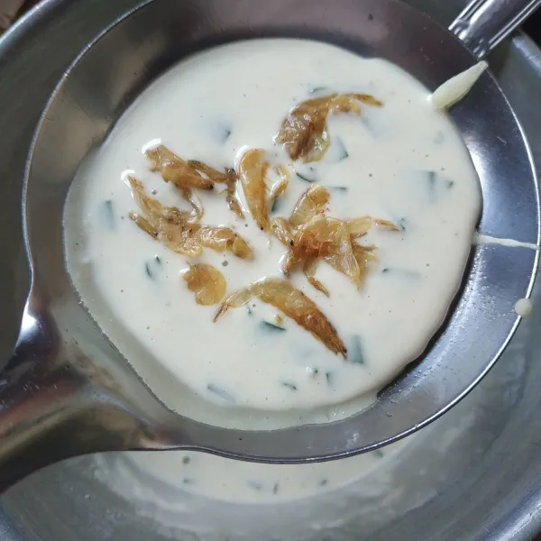 Siapkan minyak goreng agak banyak lalu masukkan cetakan bakwan ke dalam minyak dan panaskan. Tuang adonan ke dalam cetakan, tambahkan rebon di atasnya.