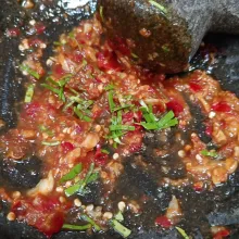 Tambahkan irisan daun jeruk, ulek sebentar hingga aroma daun jeruknya keluar.