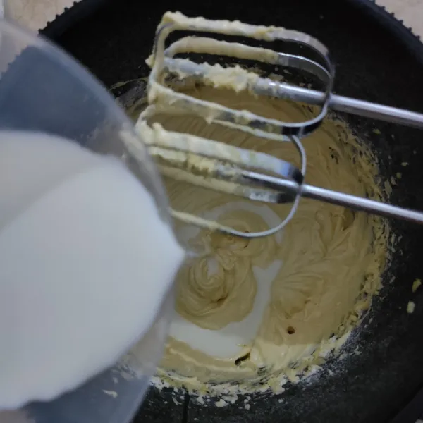 Masukkan susu cair, mixer kembali hingga tercampur rata.