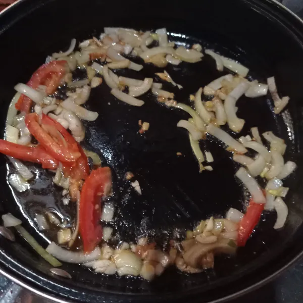 Tumis bawang bombay, bawang putih dan tomat aduk rata sampai harum.