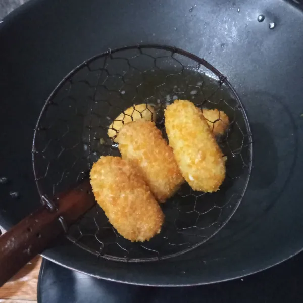 Goreng dalam minyak panas dengan api kecil hingga kuning keemasan. Angkat dan tiriskan.