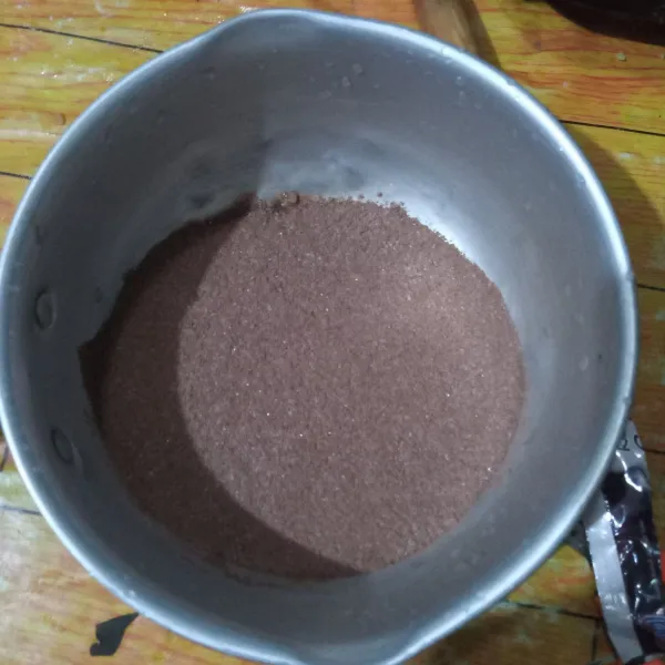 Ayak nutrijel dan coklat bubuk, tambahkan garam dan gula pasir. Aduk rata.