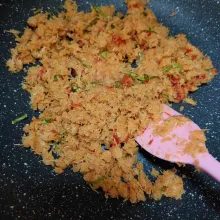 Masukkan kelapa parut, masak hingga terus diaduk agar tercampur rata. Koreksi rasanya, dirasa masih ada yang kurang boleh tambahkan bumbu. Masak kelapa hingga bumbu meresap, lalu matikan api.