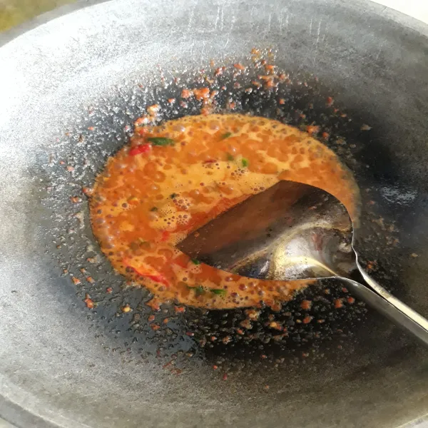 Tumis bumbu halus sampai wangi.
