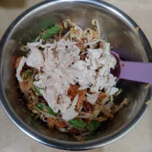 Di resep asli, harusnya ayam yang sudah direbus dimasak lagi dengan bumbu lawar. Karena saya lupa jadi rebusan dagingnya saya campur jadi satu di mangkok. Tenang saja tetap enak kok, aduk kembali hingga merata dan siap disajikan.