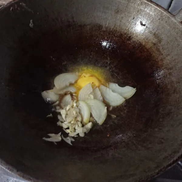 Panaskan 3 sdm mentega lalu tumis bawang bombay dan bawang putih sampai layu.