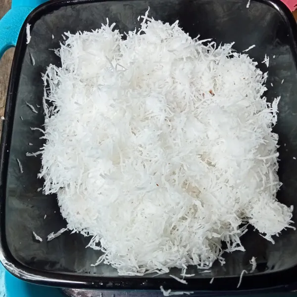 Campur kelapa parut dan garam, lalu kukus sekitar 10 menit kemudian sisihkan.