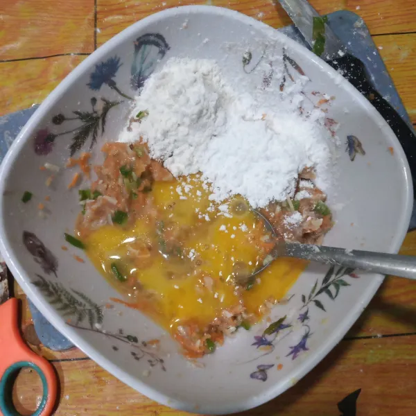 Masukkan tepung terigu, maizena, tapioka, telur, garam, lada, kaldu jamur, saos tiram dan minyak wijen. Aduk rata.