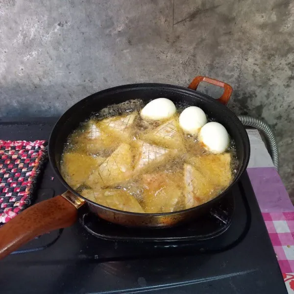 Goreng tempe garit dan telur rebus.