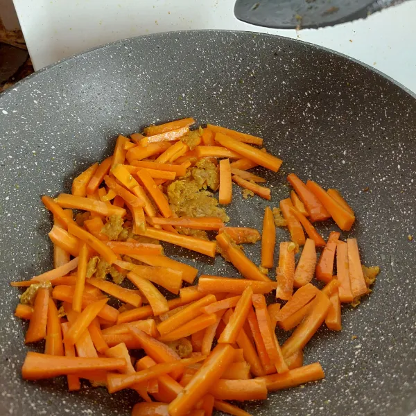 Masukkan wortel, aduk rata.