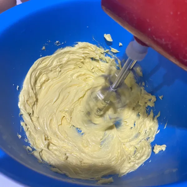 Siapkan semua bahan, kocok margarin sampai pucat.