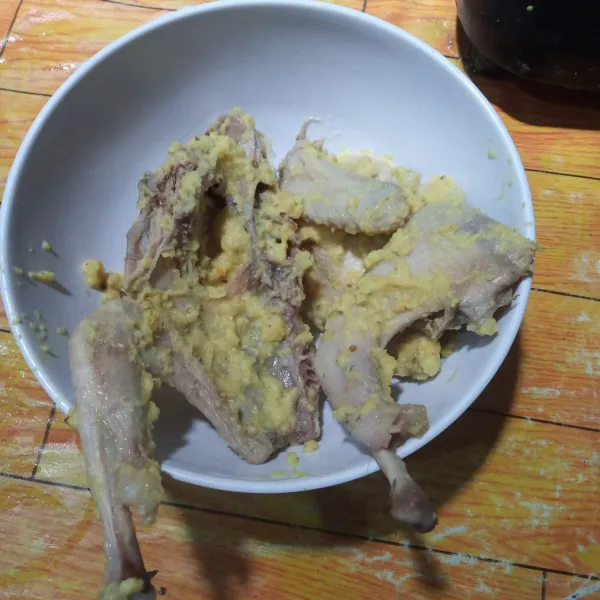 Balurkan bumbu halus pada ayam, masukkan kulkas selama 1 jam.