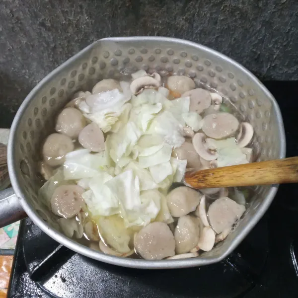 Masukkan kol, bumbui dengan garam, kaldu bubuk dan lada bubuk. Masak hingga wortel dan kentang empuk. Tes rasa.