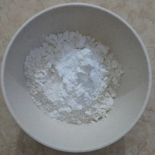 Campurkan tepung terigu, tepung maizena, baking powder dan soda kue, aduk rata lalu sisihkan.