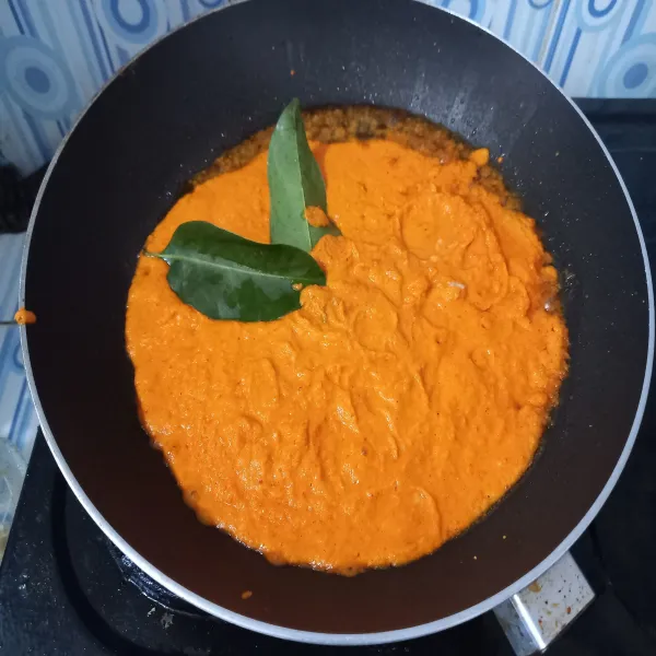 Panaskan minyak kelapa, tumis bumbu halus dengan daun salam hingga harum.