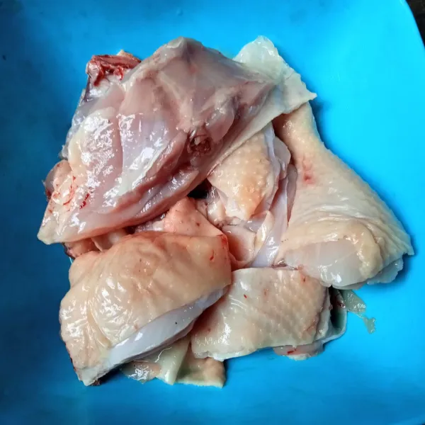 Potong-potong ayam dan kucuri jeruk nipis, diamkan beberapa saat lalu cuci bersih.