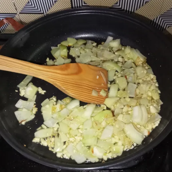 Tumis bawang bombay, bawang putih dan jahe hingga harum.