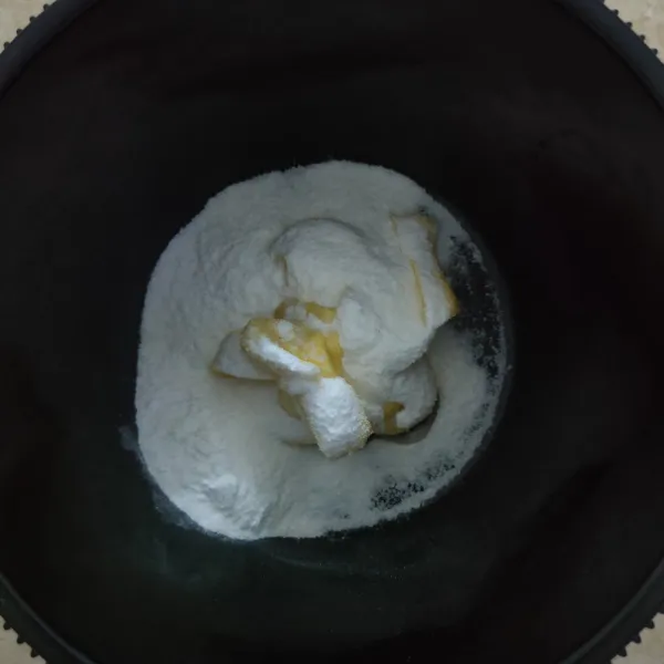 Campurkan gula pasir, margarin dan vanilla pasta, kocok menggunakan mixer hingga pucat.