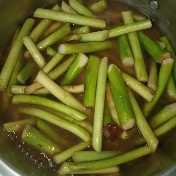 Cuci bersih sulur, masukkan ke dalam panci, tuang air, masukkan asam jawa, lalu remas agar tercampur dengan air, lalu rebus sulur sebentar, angkat dan siram dengan air dingin, kemudian tiriskan (ini tips untuk menghindari gatal).