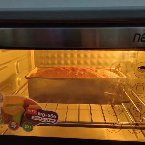 Panaskan oven, panggang dengan suhu 180°C selama 40 menit. Panggang selama 30 menit pertama menggunakan api bawah, 10 menit terakhir menggunakan api atas bawah atau sesuaikan dengan oven masing-masing hingga matang, angkat.