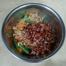 Di dalam mangkok, masukkan semua sayuran dan kacang tolo yang sudah dikukus dan direbus lalu tambahkan bumbu kelapa, aduk hingga rata.