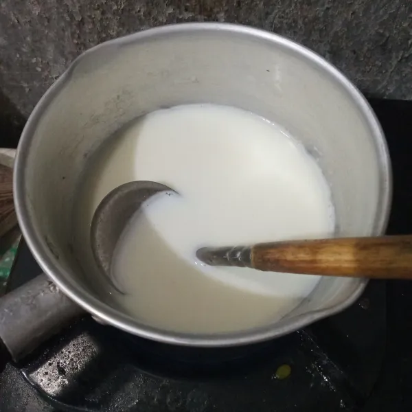 Masak susu cair dan gula pasir hingga beruap panas.