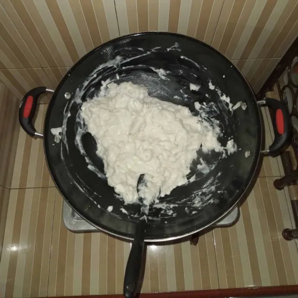 Saring adonan tepung, lalu masukkan dalam wajan berisi santan tadi, masak hingga menyatu.