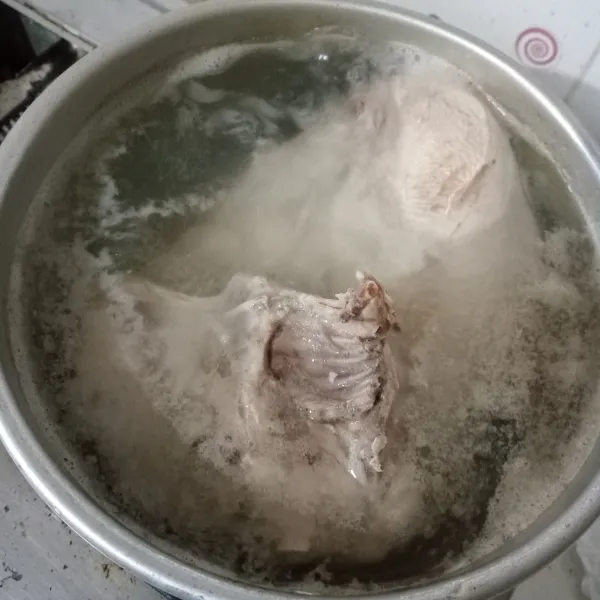 rRbus ayam sampai matang, lalu tiriskan dan buang airnya.
