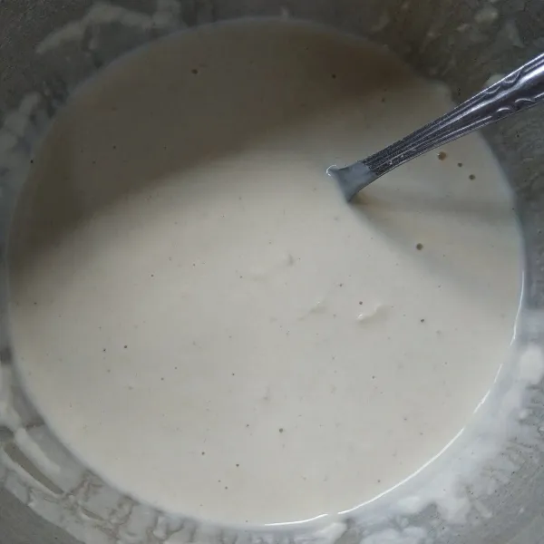 Campur tepung terigu, tepung maizena, tepung beras, bawang putih, garam, lada, kaldu bubuk dan baking powder lalu aduk rata. Kemudian tambahkan santan, aduk hingga tercampur rata dan tidak bergerindil.