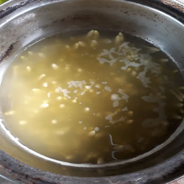 Rebus bunga kates dengan sedikit garam hingga mendidih. Kemudian tiriskan.